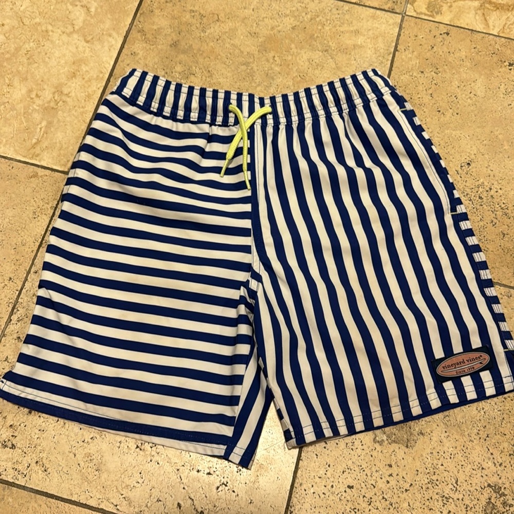 Vineyard vines Boys' Printed Chappy Trunks. Small (8-10)